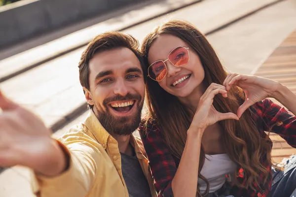 Pasangan Muda Bersenang Senang Berbicara Bangku Cadangan Dan Mengambil Selfie — Stok Foto