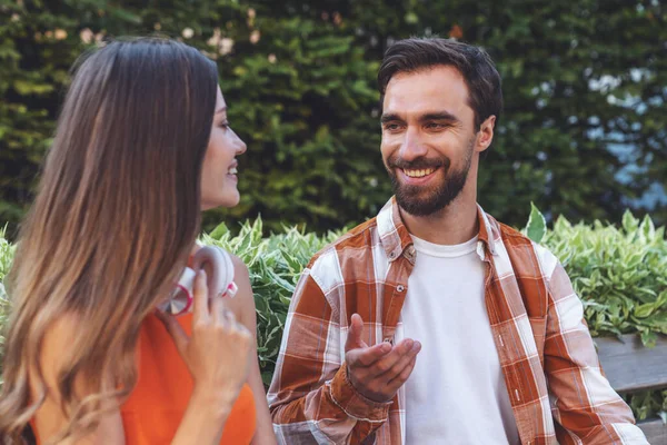 Genç mutlu çift parkta yürürken bankta otururken eğleniyor..