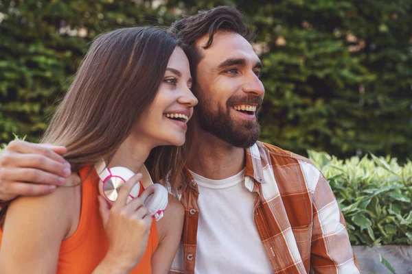 Genç mutlu çift parkta yürürken bankta otururken eğleniyor..