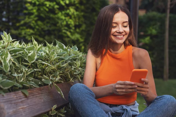 Giovane Bella Ragazza Chat Durante Una Videoconferenza Seduta Una Panchina — Foto Stock