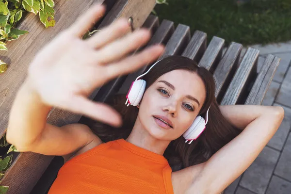 Giovane Bella Ragazza Ascolta Musica Sulle Cuffie Mentre Trova Una — Foto Stock