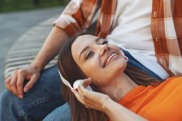 Νεαρό Χαρούμενο Ζευγάρι Που Ακούει Μουσική Ακουστικά Που Κάθονται Ένα — Φωτογραφία Αρχείου