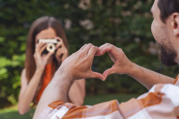Young Cheerful Couple Sitting Blanket Park Picnic Taking Pictures Each — Stock Photo, Image