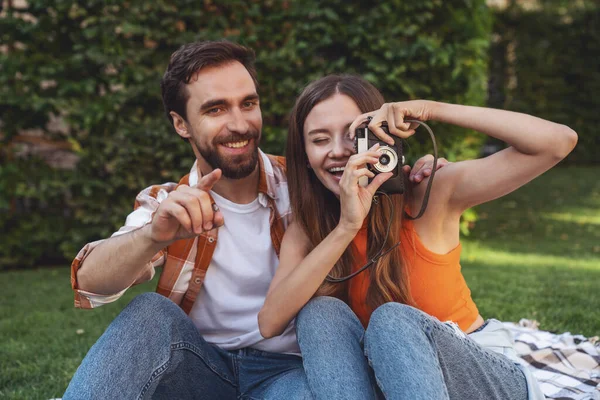 Joven Pareja Alegre Sentada Una Manta Parque Durante Picnic Tomando — Foto de Stock