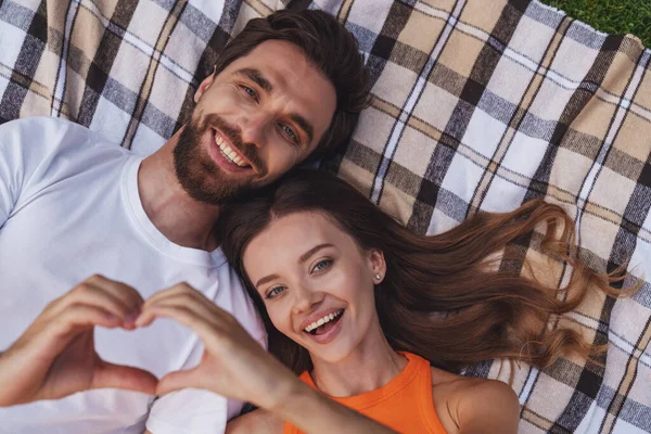 Junges Fröhliches Paar Liegt Auf Einer Decke Park Bei Einem — Stockfoto