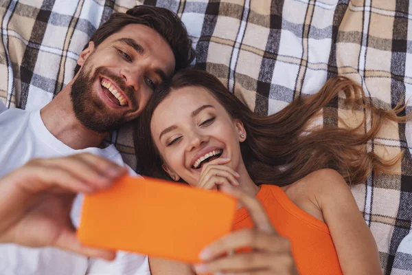 Jeune Couple Joyeux Couché Sur Une Couverture Dans Parc Pendant — Photo