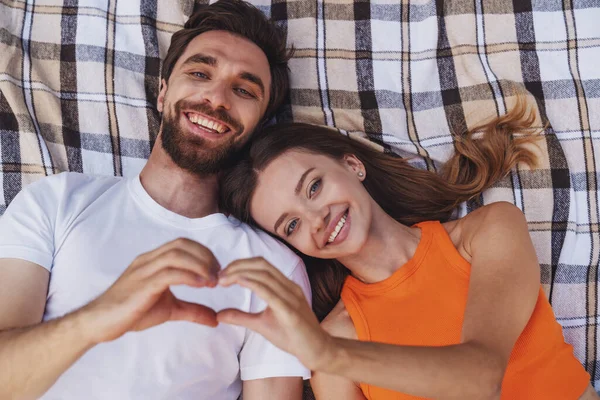 Junges Fröhliches Paar Liegt Auf Einer Decke Park Bei Einem — Stockfoto