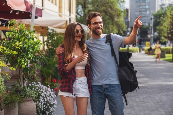 Giovane Coppia Allegra Parlando Mentre Passeggia Città — Foto Stock