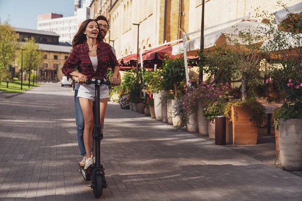 Alegre Pareja Joven Mientras Monta Scooter Eléctrico Una Calle Ciudad — Foto de Stock