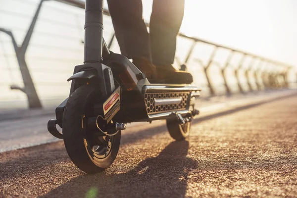 Imagen Recortada Hombre Traje Negocios Zapatos Pisando Una Scooter Eléctrica — Foto de Stock