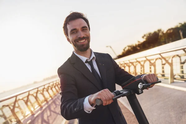 Junger Lächelnder Bärtiger Geschäftsmann Businessanzug Während Auf Einem Elektroroller Vor — Stockfoto