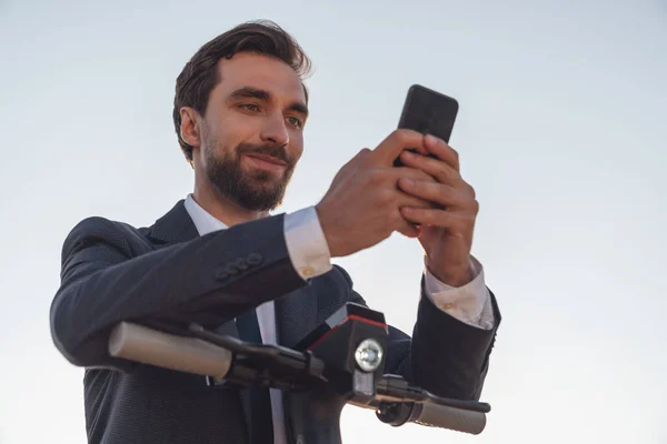 Joven Hombre Negocios Barbudo Alegre Traje Negocios Mientras Monta Scooter — Foto de Stock