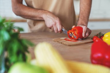Evde, mutfakta salata hazırlarken erkeklerin ellerini yakın plan çek..