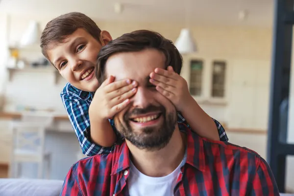 Menino Feliz Forma Lúdica Fecha Olhos Seu Pai Enquanto Está — Fotografia de Stock