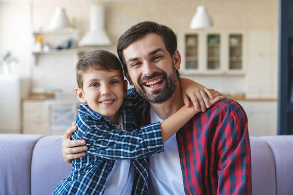 Kleiner Glücklicher Junge Umarmt Seinen Vater Hals Während Hause Auf — Stockfoto