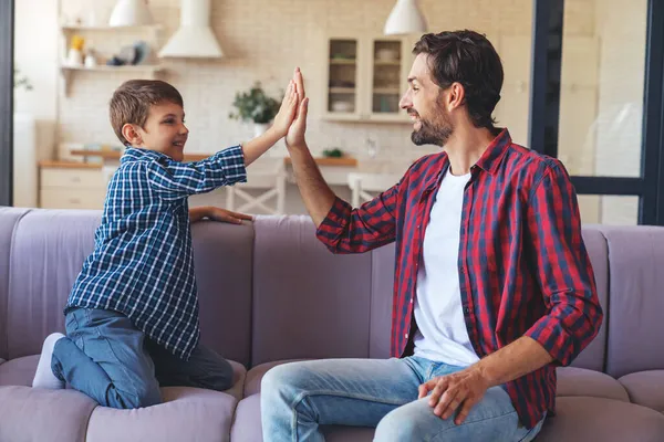 Feliz Niño Padre Saludan Estrechándose Las Manos Sentados Sofá Casa — Foto de Stock