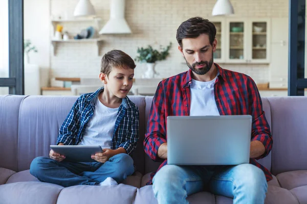 Feliz Niño Jugando Tableta Padre Alegre Trabajando Ordenador Portátil Sentado — Foto de Stock