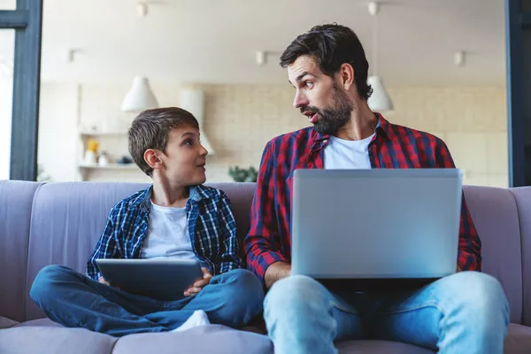 Ragazzino Felice Che Gioca Sul Tablet Suo Allegro Papà Che — Foto Stock