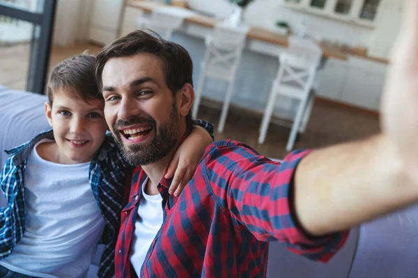 Gelukkige Kleine Jongen Zijn Vrolijke Vader Nemen Een Selfie Zitten — Stockfoto