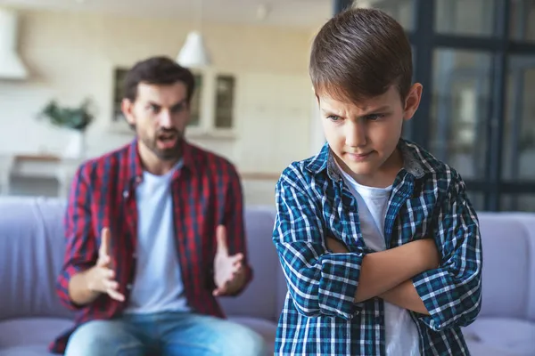 Angry Father Quarrels His Little Son Who Stands Offended Foreground — Stock Photo, Image