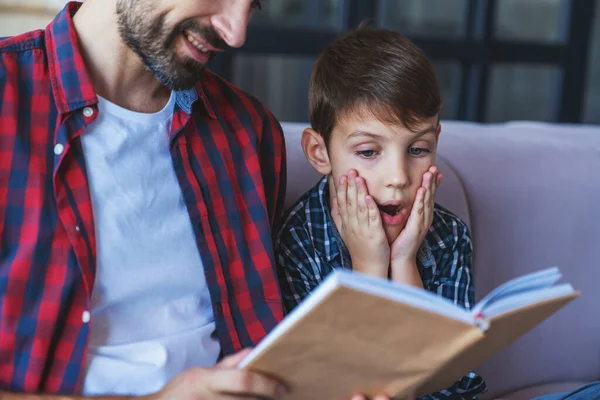 Menino Feliz Seu Pai Alegre Estão Lendo Livro Sentado Sofá — Fotografia de Stock