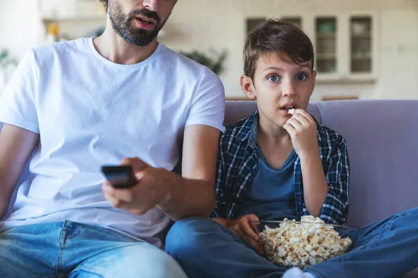 Niño Feliz Padre Alegre Están Sentados Juntos Sofá Frente Televisión — Foto de Stock