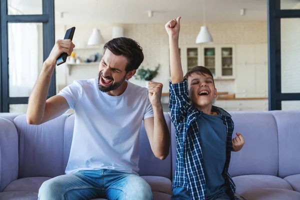 Niño Feliz Padre Alegre Están Sentados Juntos Sofá Frente Televisión — Foto de Stock