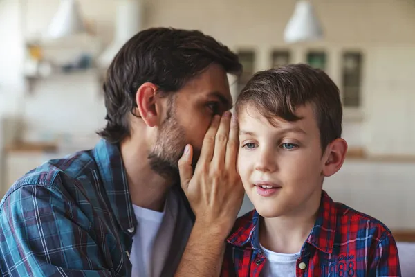 Felice Bambino Ride Mentre Suo Padre Dice Qualcosa Suo Orecchio — Foto Stock