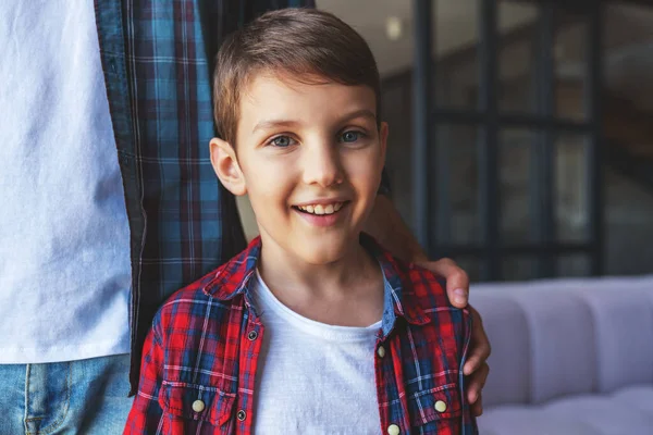 Retrato Niño Pie Junto Padre Con Una Sonrisa Casa Sala —  Fotos de Stock