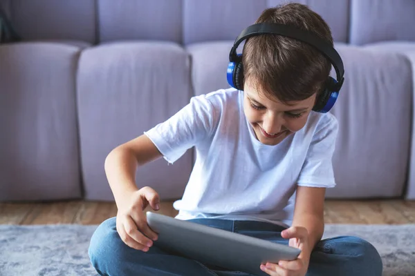 Ritratto Bambino Che Ascolta Musica Con Cuffie Usa Tablet Elettronico — Foto Stock