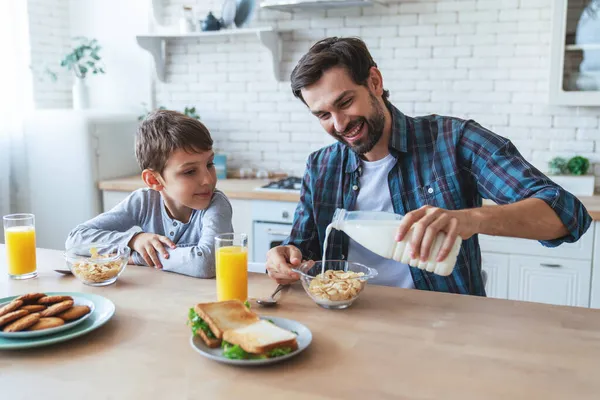 Retrato Niño Padre Sentados Mesa Durante Desayuno Casa Cocina — Foto de Stock