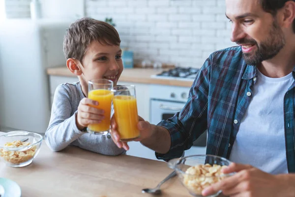 Retrato Niño Padre Sentados Mesa Durante Desayuno Casa Cocina — Foto de Stock