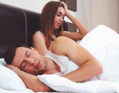 kocası evde uyurken çekici kadın yas tutar.