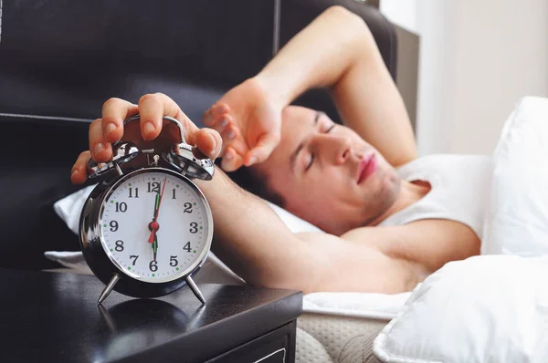 Hombre Durmiendo Con Despertador Primer Plano — Foto de Stock