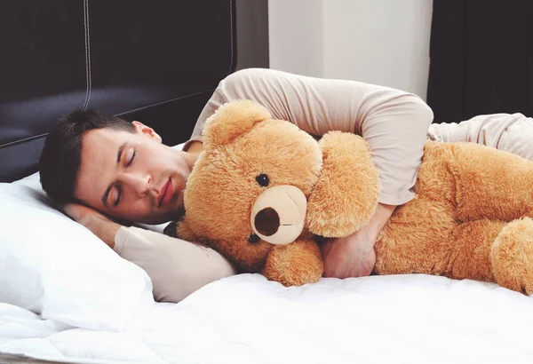 Retrato Jovem Dormindo Cama Abraçando Seu Brinquedo Macio — Fotografia de Stock