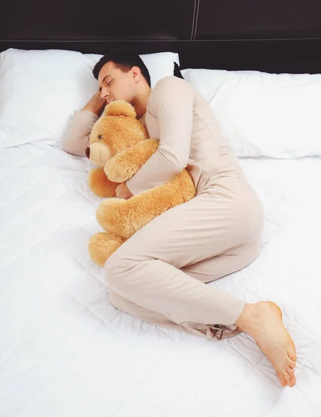 Ritratto Giovane Uomo Che Dorme Sul Letto Abbracciando Suo Giocattolo — Foto Stock