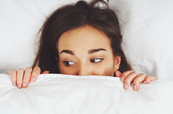 Portret Van Een Schattige Jonge Vrouw Slapen Het Bed — Stockfoto