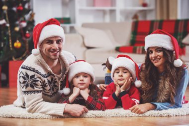 Süre kutlama Noel evde genç mutlu aile