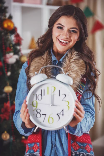 Eine Junge Frau Freut Sich Wenn Sie Hause Weihnachten Feiert — Stockfoto