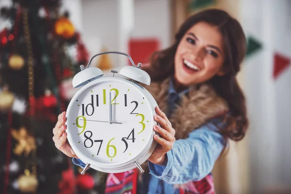 Ung Kvinna Glad Samtidigt Firar Jul Hemma — Stockfoto