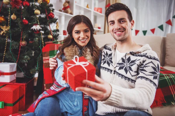 Giovane Coppia Felice Durante Celebrazione Del Natale Casa — Foto Stock