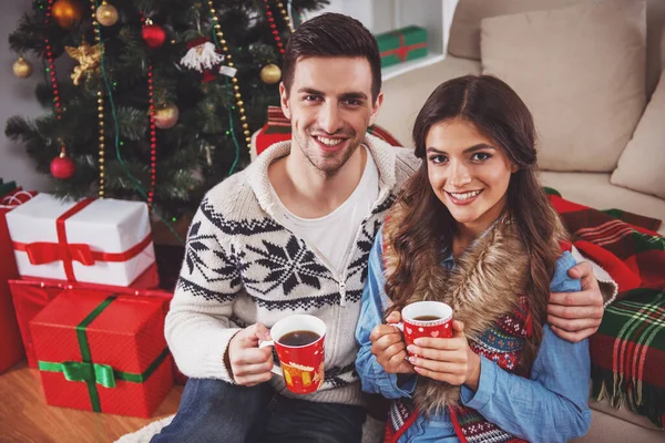 Unga Lyckliga Paret Firandet Jul Hemma — Stockfoto
