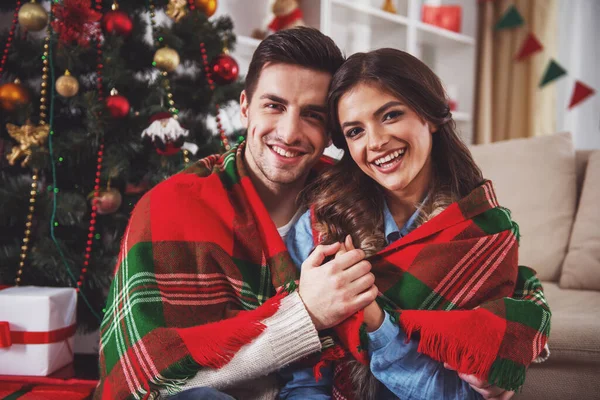Unga Lyckliga Paret Firandet Jul Hemma — Stockfoto