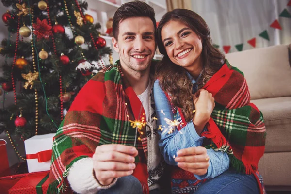 Jeune Couple Heureux Lors Célébration Noël Maison — Photo