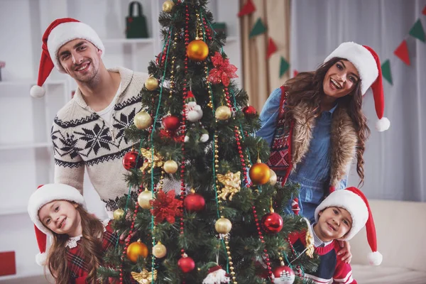 Jeune Famille Heureuse Tout Célébrant Noël Maison — Photo