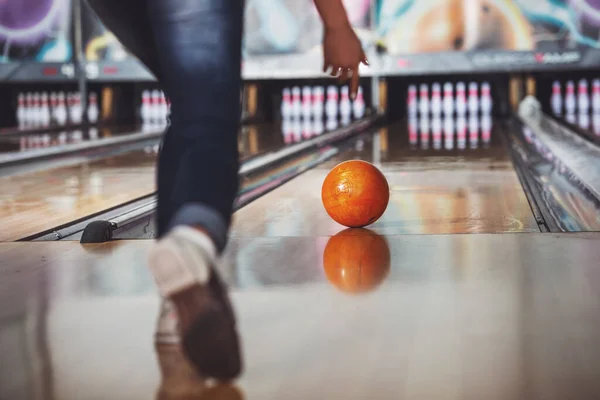 Femme Dans Club Bowling Lance Balle — Photo