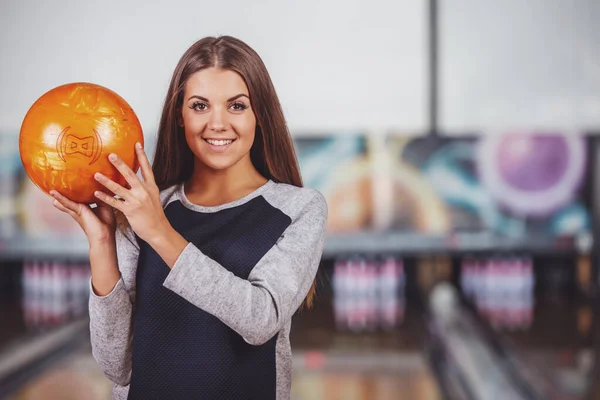 Uśmiechnięta Młoda Kobieta Kręgielni Jest Dobra Zabawa — Zdjęcie stockowe