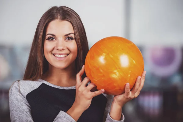 Beautiful Young Woman Bowling Alley Looking Camera — Stock Photo, Image