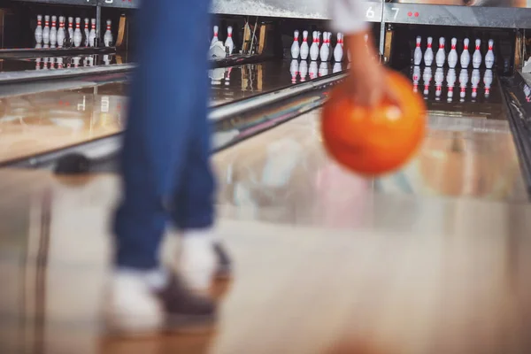Młoda Kobieta Klubie Bowling Jest Rzucanie Piłki — Zdjęcie stockowe