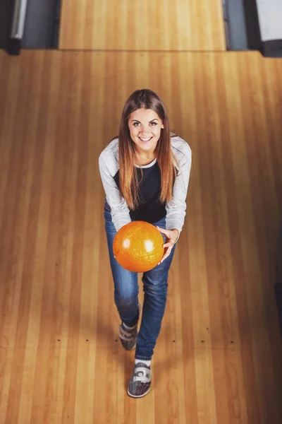 Bir Bowling Salonu Içinde Gülümseyen Genç Kadın Yukarıdan Görüntülemek Eğleniyor — Stok fotoğraf